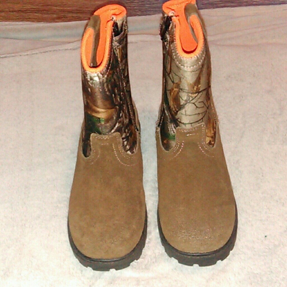 Kids camo boots